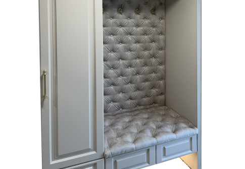 Čalúnený šatník v štýle chesterfield